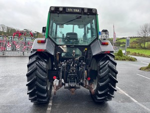 2001 Vaaltra 6650 Hi Tech Tracteur d'origine très propre 3 vannes à bobine Boutons de commande de levage externes 18000 HRS - Product Image 2
