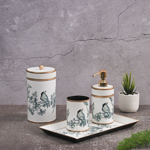 Plateau en bois peint à la main par un fabricant fiable, pour collection décorative, rehaussant la décoration intérieure avec un charme artisanal - Product Image 6