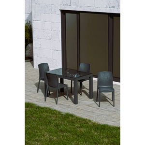 ชุดโต๊ะรับประทานอาหารกลางแจ้งแบบพกพาทันสมัย สำหรับ 4 ที่นั่ง สีน้ำตาลเข้ม ผลิตจากพลาสติกลายหวาย พร้อมท็อปกระจกและเก้าอี้ไม่มีที่วางแขน เหมาะสำหรับใช้ในโรงแรม - Product Image 1