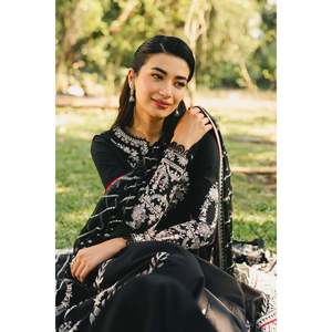 คอลเลคชั่นซูไมรานำเสนอชุดเดรสปักลาย AFROZEH-3PC พร้อมผ้าคลุมไหล่ชีฟองปักลาย และกางเกงขายาว - Product Image 2