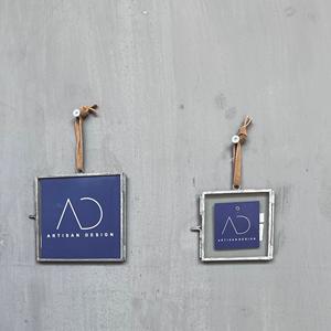 Juego de 2 marcos de fotos decorativos colgantes de metal, hierro y vidrio con acabado gris - Product Image 2