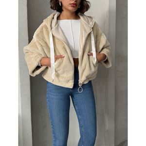 Manteaux en fausse fourrure pour femmes, collection élégante de vêtements d'extérieur en gros - Product Image 4