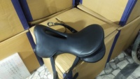 Selle d'endurance anglaise BLUHORSE Avia de qualité supérieure, durable, avec sangles en PVC attrayantes, arceau en fibre, modèle Speedo BH-894 Setzi 18" PU