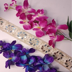 ชุดส่าหรีและงานฝีมือสำหรับตกแต่งขอบลูกไม้ปักลายดอกไม้งานตามสั่งเหมาะสำหรับนักออกแบบแฟชั่น - Product Image 1