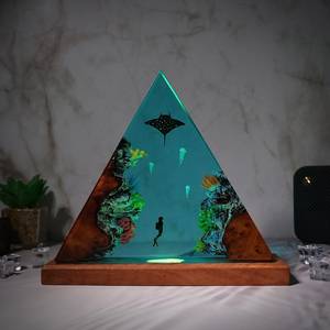 Dưới Nước Scuba Diver Nhựa Đèn Với Manta Ray & Sứa Thủ Công Đại Dương Ánh Sáng Ban Đêm Độc Đáo Gỗ Nghệ Thuật Trang Trí Nội Thất Cho Nhà - Product Image 3