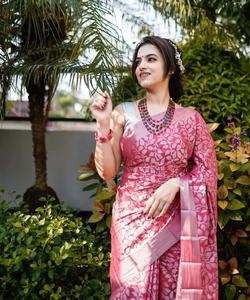 Nouveau Saree en soie Banarsi à la mode avec chemisier pièce économique Style Bollywood tenue de fête pour les femmes indiennes en gros de Surat - Product Image 1