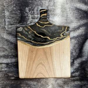 Tabla de cortar de resina con textura ondulada hecha a mano hecha de madera dura sólida, perfecta para cocinar, rebanar y servir - Product Image 6