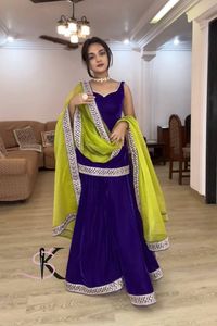 Costume Sharara en velours de qualité supérieure pour femmes avec un haut long élégant, parfait pour les mariages et les célébrations, disponible à la vente - Product Image 6