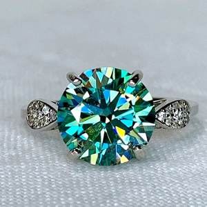 Anillo de Moissanita Verde de 8mm con Engaste de Puntas, Diseño Elegante, Plata de Ley 925 Maciza Chapada en Oro, Anillo de Aniversario de Bodas para Hombre - Product Image 1