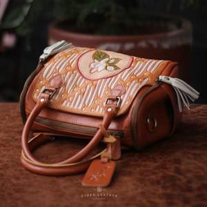 Sac en cuir véritable peint à la main, collection Artista, inspiré du patrimoine du batik indonésien - Product Image 4