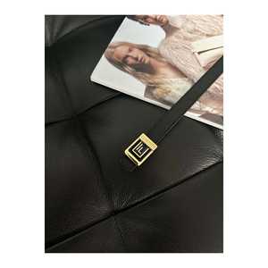 เข็มขัดหนังวัวบางสำหรับผู้หญิงพร้อมโลโก้ F - Product Image 1