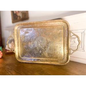 Magnifique plateau de service en laiton avec sculptures ornées et finition en or antique pour une présentation élégante des boissons et un décor élégant - Product Image 4