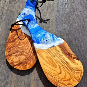 Tabla de cortar de resina y madera con toque artístico decorativo, perfecta para regalar bodas, inauguración de la casa y accesorios de cocina - Product Image 1