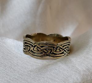 Anillos de banda lisos grabados Anillos de banda con acabado dorado de latón - Product Image 3