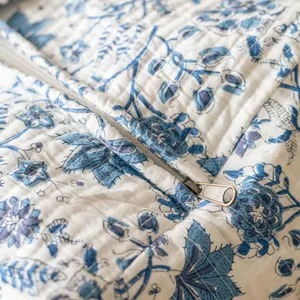 Bolsa de Viaje de Gran Capacidad para Fin de Semana, Diseño de Bloques, Deportiva, Lujosa, Duradera, Ecológica, Azul y Blanca, para Jardín - Product Image 3