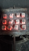 Charbon de coco activé en briquettes rouges en forme de cube pour chicha