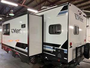 TOUT NEUF EN PRIX DE STOCK POUR 2025 Forêts River Vibe-West Double Axle 22ML - Product Image 2