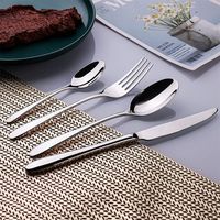 Ensemble de couverts en métal avec différents motifs améliorant l'expérience de service dans les maisons, les restaurants, les hôtels, les banquets et les fonctions diverses dans le monde entier