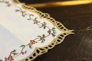 Napperon brodé de baies de Noël en or | Rectangulaire 40x40 cm | Résistant aux taches - Product Image 3