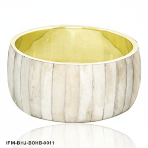 Brazalete Artesanal de Hueso Natural y Latón con Incrustaciones de Cuerno a Rayas Anchas, Brazalete de Diseño Bohemio Chic, Joyería Apilable - Product Image 1