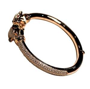 BRAZALETE UNISEX DE ORO ROSA CON DIAMANTES REDONDOS Y DE CORTES BAGUETTE DE 4.5CT - Product Image 3