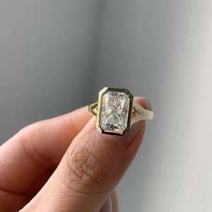 Bague de fiançailles en diamant de laboratoire Radiant 2,00 ct sertie clos, couleur D-E-F, clarté VVS-VS, certificat IGI - Product Image 4