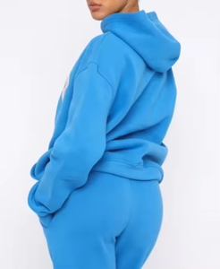 Conjunto de sudaderas con capucha y Jogger en blanco azul vibrante Ropa deportiva elegante con logotipo Perfecto para ropa informal y comodidad y moda diarias - Product Image 4