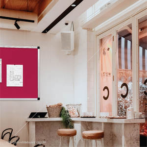 Tablero de Anuncios de Terciopelo Rojo con Marco de Aluminio y Logotipo Personalizable para Mostrar Mensajes - Product Image 6