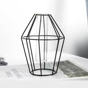 Elegante Decoración de Mesa para Bodas, Florero de Hierro con Tubos de Ensayo de Vidrio para Rosas, Color Negro - Product Image 1