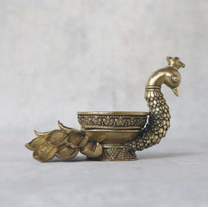 Diya en laiton de paon élégant pour l'éclairage traditionnel Diya de paon en laiton fabriqué à la main pour la décoration de fête - Product Image 1