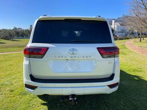 2023 para Toyota Land Cruiser 300 3.3D ZX Coche usado con volante a la derecha e izquierda con asientos de cuero - Product Image 4