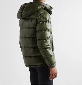 Veste d'hiver pour hommes personnalisée OEM matelassée chaude en duvet rembourré avec col montant et traitement de la capuche enduite - Product Image 4