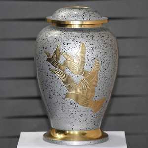 Urnas de cremación de aluminio de estilo europeo hechas a mano, artesanía india de alta calidad para mascotas y bebés, suministros funerarios al por mayor - Product Image 6