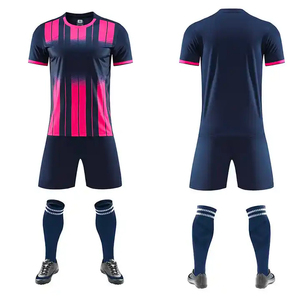 Vêtements de football rétro personnalisés pour hommes et enfants Ensemble de maillots de club d'uniformes de football personnalisables - Product Image 4