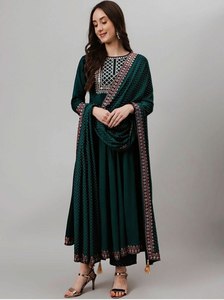 Derniers kurtis fantaisie au design en rayonne lourde avec broderie lourde Robe arabe pour femmes du Moyen-Orient à col en V - Product Image 6