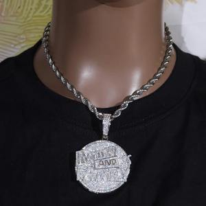 Collar con Colgante de Placa Familiar con Letras y Diamantes de Imitación, Estilo Hip Hop, Unisex, Acero Inoxidable, Bañado en Rodio, Engaste de Bisel, Moissanita - Product Image 4