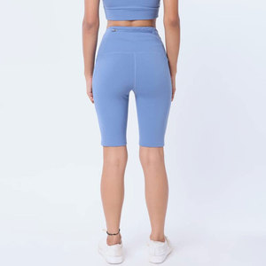 Short de sport personnalisé pour femmes Vêtements de yoga bio de haute qualité Vêtements de sport d'entraînement d'été respirants Décoration de logo Coupe athlétique ample - Product Image 2
