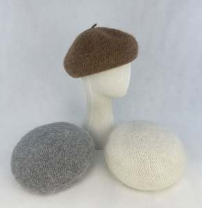 Chapeaux Bob en Laine Tricotés Personnalisés pour Femmes – Modèles Peintre Tendance et Colorés - Product Image 4