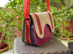 Sac à main en cuir avec fourrure recyclée pour femmes, sac à bandoulière coloré fait à la main - Product Image 3