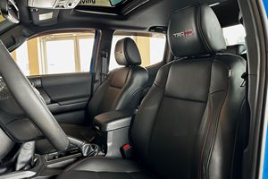 Toyota Tacoma TRD Pro Doble Cabina 4x4 2019 Usada, 2500 Millas, 1 Dueño, Transmisión Manual de 6 Velocidades, Color Azul Voodoo, Mayormente sin Modificaciones - Product Image 4