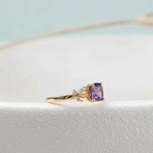 แหวนหมั้นรูปปีกสำหรับผู้หญิง ดีไซน์มินิมอล ประดับเพชรซิคอน เงินแท้ 925 ชุบทอง 18K  แบบหนามเตย  สำหรับเดือนกุมภาพันธ์ - Product Image 2