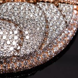 Collier pendentif en diamant moderne pour fête d'anniversaire de la mariée Collection de bijoux cadeau pour les femmes et mode luxe en gros - Product Image 3