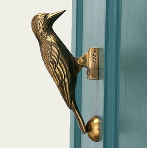 Un aldaba de puerta de pavo real de latón decorativo, perfecto para agregar un toque elegante y caprichoso a cualquier hogar; a precios al por mayor. - Product Image 3