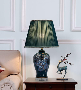 Lampe en céramique bleu vif avec des détails de fleur de prunier 3D, montée sur un socle en laiton, une élégante pièce orientale, à prix de gros. - Product Image 3