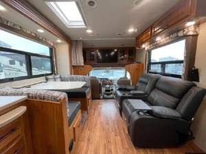 Meilleure qualité, état impeccable, J-a-y-co RV G-r-e-y-h-a-wk 30X modèle 2017 disponible à la vente - Product Image 2