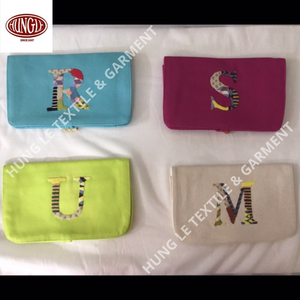 Passeport brodé à la main personnalisable décoré de fleurs et d'animaux - Product Image 4