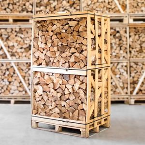 Bois de chauffage sec Ankara : Lot de bois empilé dans une caisse en bois avec sangles métalliques pour stockage extérieur - Product Image 5