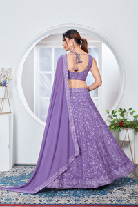 High on Demand Glamorous Faux Georgette Lehenga Choli Set con Net Dupatta y Heavy Border Detailing Disponible para la venta - Product Image 5