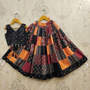 Ensemble Lehenga Choli pour filles, noir, imprimé Bandhani, polyester, longueur au sol, entièrement cousu, avec dupatta |   Traditionnel et festif - Product Image 3