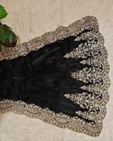 Tenue tendance Saree de couleur noire en organza doux de haute qualité avec panneau de séquence de codage lourd fonctionne à vendre